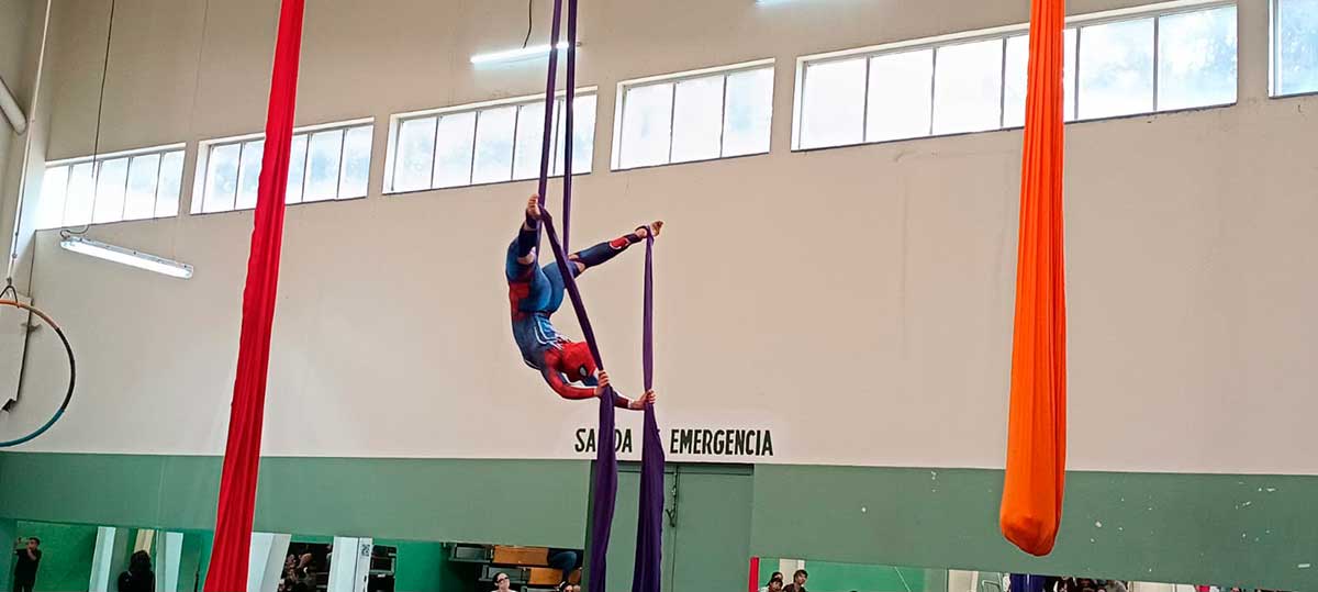 Danza Aérea en la Universidad.