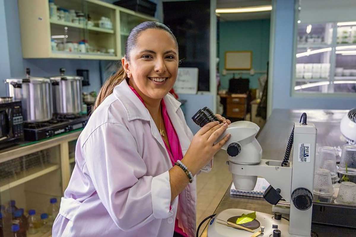 Egresada de la UAEMéx convierte residuos orgánicos en innovación sustentable y llega a Forbes México