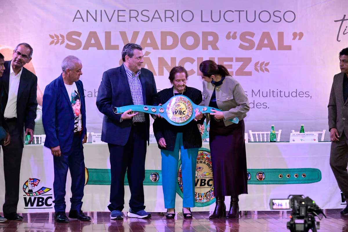 Santiago Tianguistenco rinde homenaje a Salvador Sánchez.
