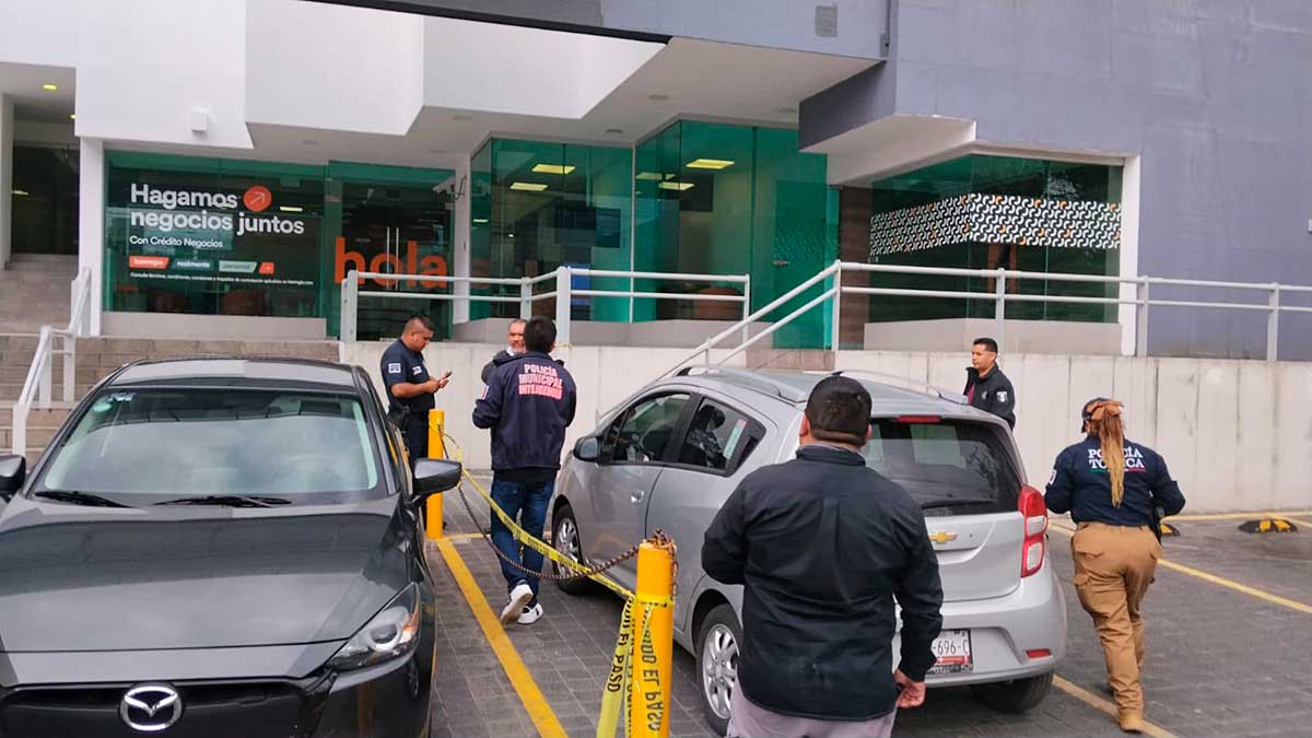 Autoridades de Toluca investigan presunto asalto afuera de una sucursal bancaria.