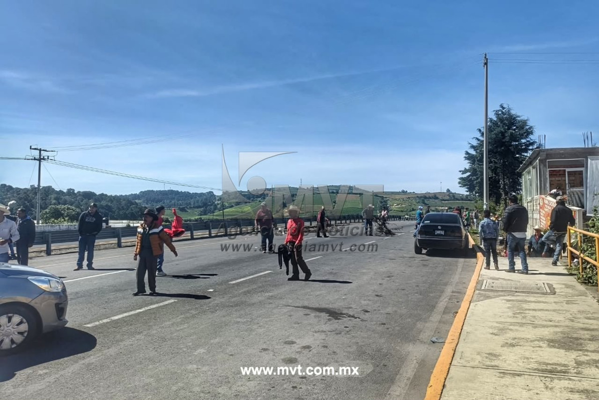 Habitantes de Tenango del Valle cierran la vía a Ixtapan de la Sal.