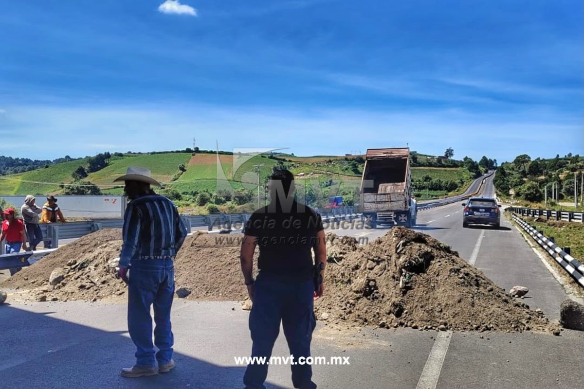 Habitantes cierran la vía a Ixtapan de la Sal para exigir la rehabilitación de calles