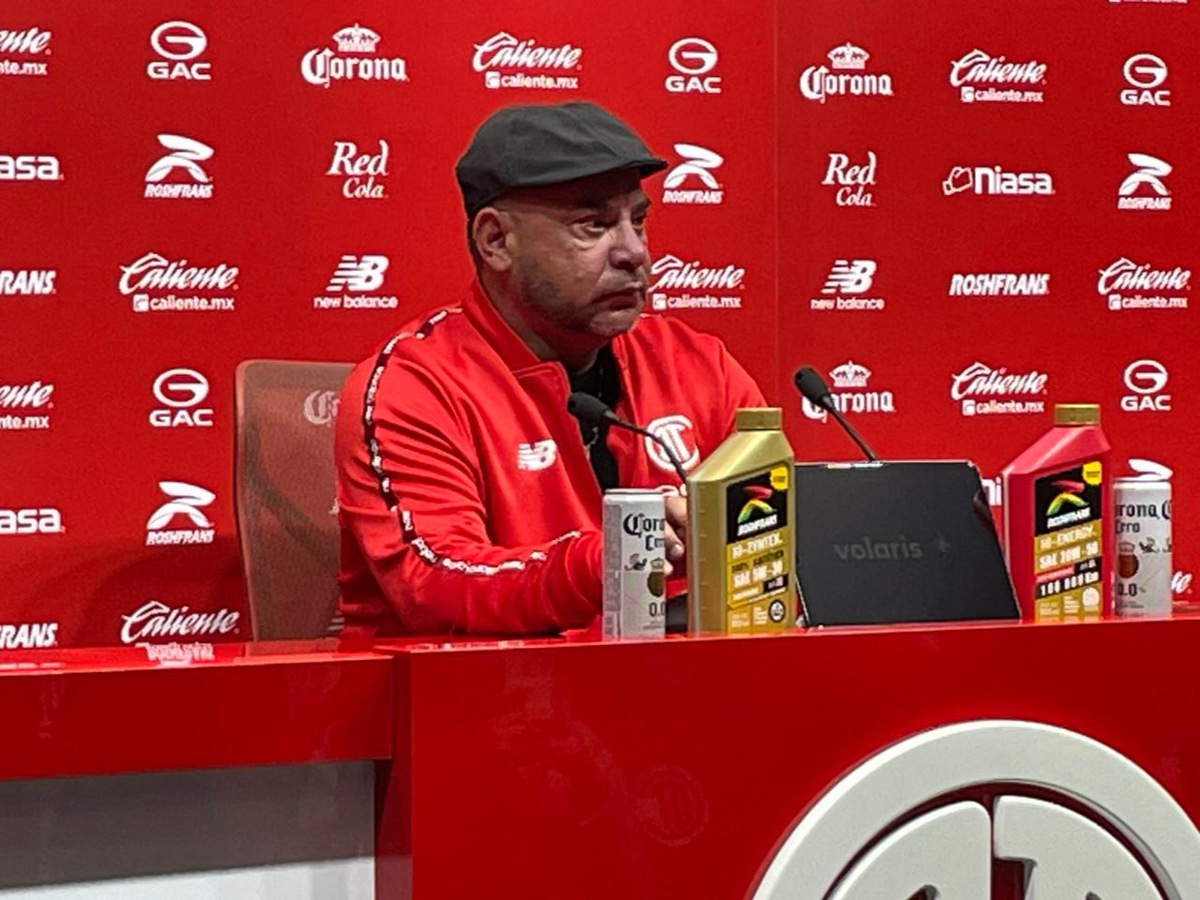 Antonio Mohamed en conferencia de prensa.