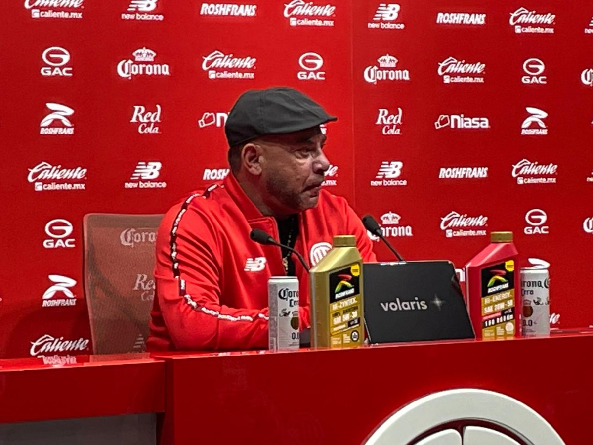 Antonio Mohamed en conferencia de prensa.