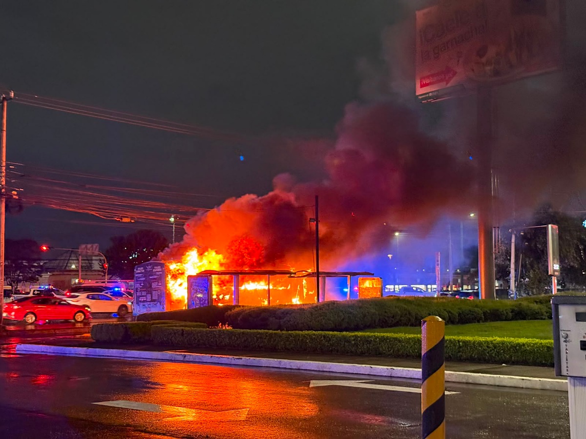 Se incendia autobús de pasajeros en Metepec, bomberos atienden siniestro.