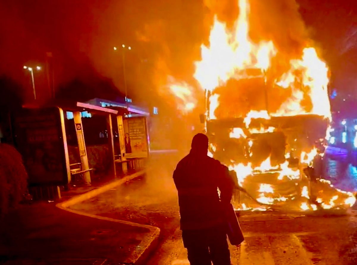 Incendio en autobús de pasajeros moviliza a Bomberos en Metepec