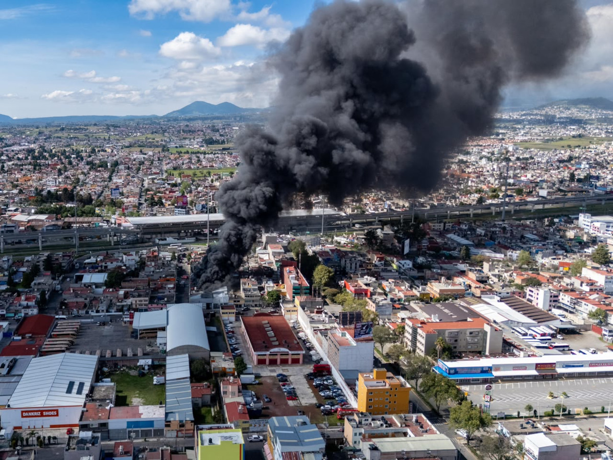 Incendio en Toluca: se registra siniestro en bodega cerca de la Terminal de Autobuses.