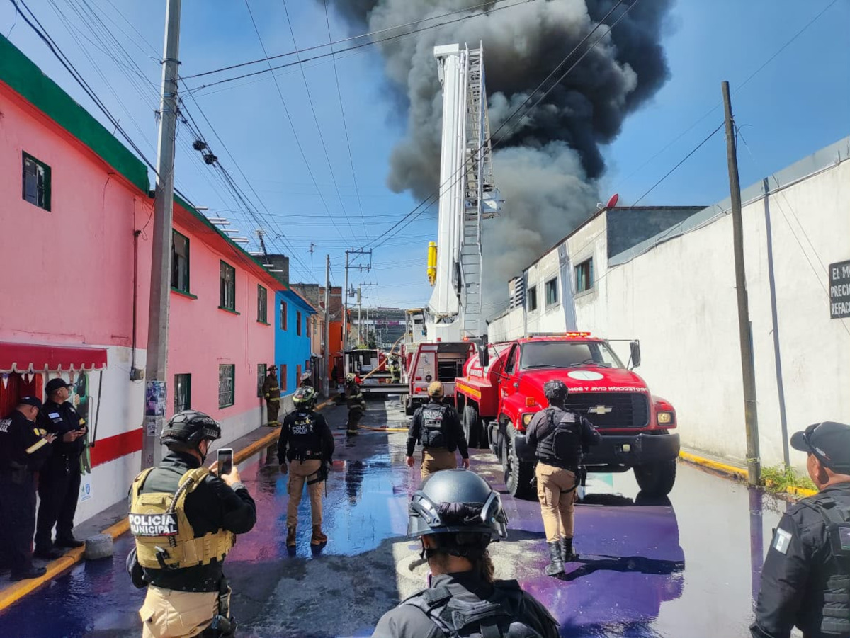 Incendio en Toluca moviliza a bomberos cerca de la Terminal de Autobuses