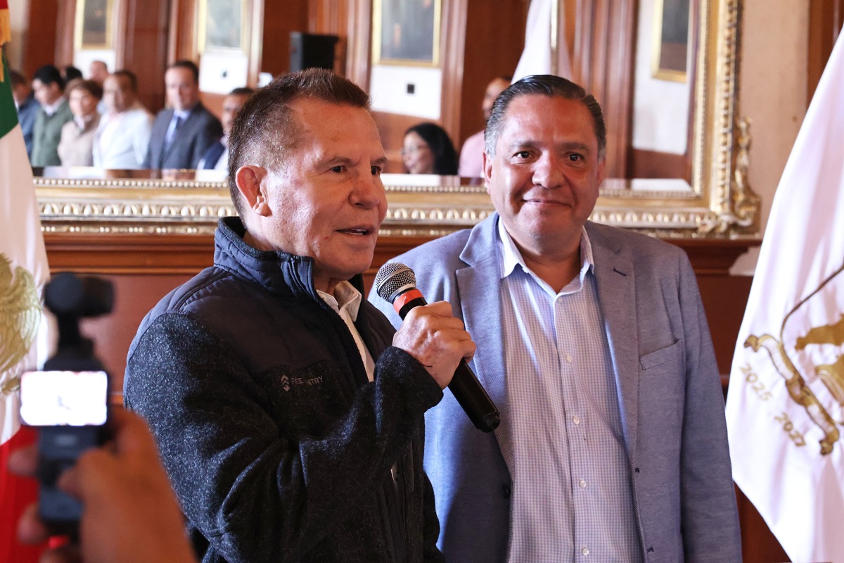Julio César Chavez visita el cabildo de Toluca.