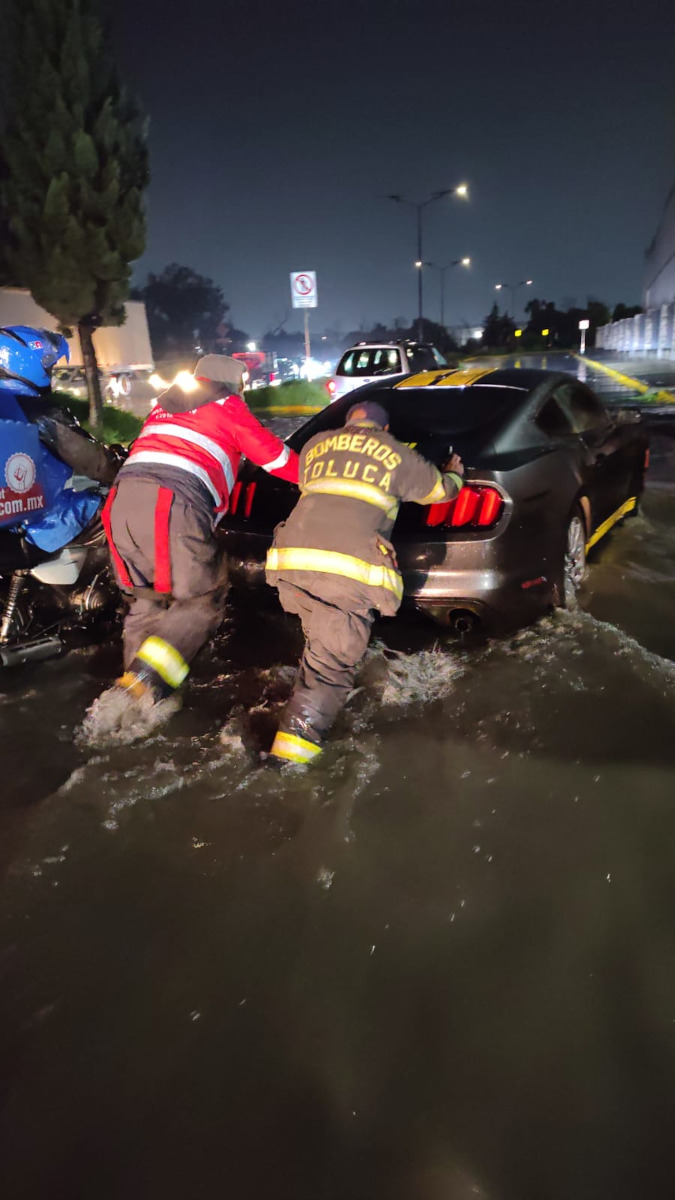 Toluca atiende afectaciones por lluvias.