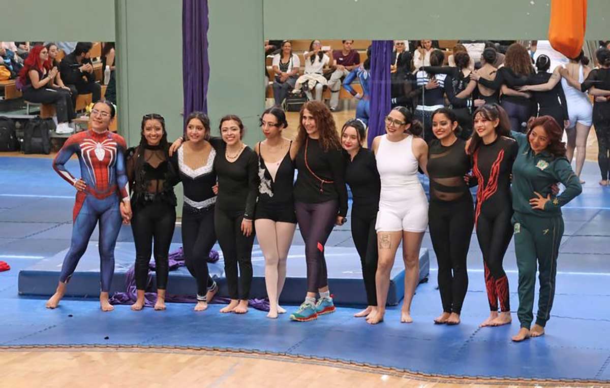 Estudiantes de la UAEMéx practican la danza aérea.