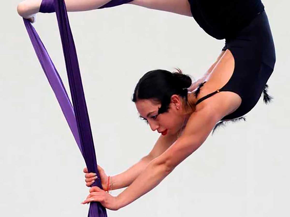 ¿Qué beneficios ofrece la danza aérea que practican estudiantes de la UAEMéx?