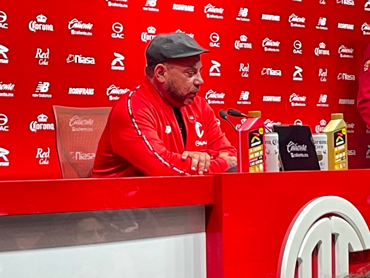 Antonio Mohamed en conferencia de prensa.