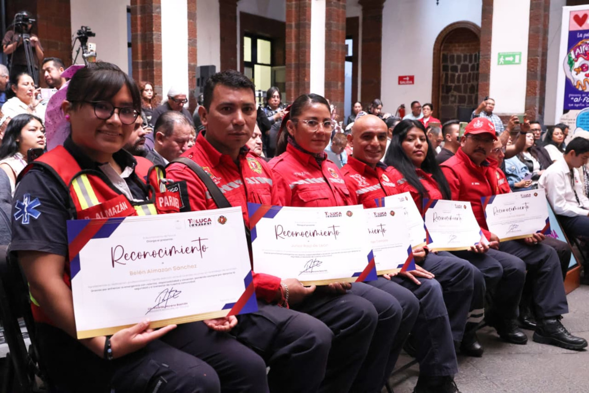 Reconocen labor de Bomberos de Toluca tras sofocar incendio en bodega