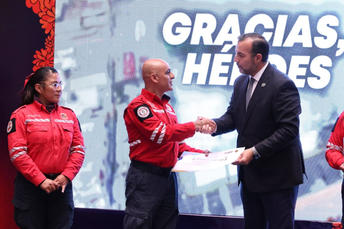 Gobierno municipal reconce a Bomberos de Toluca.