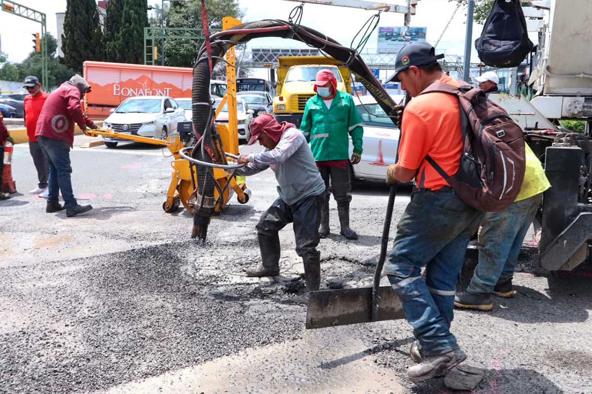 Trabajos de bacheo y repavimentación ejn Toluca.