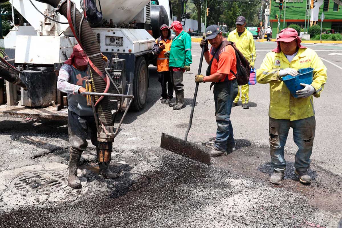 Trabajos de bacheo y repavimentación ejn Toluca.