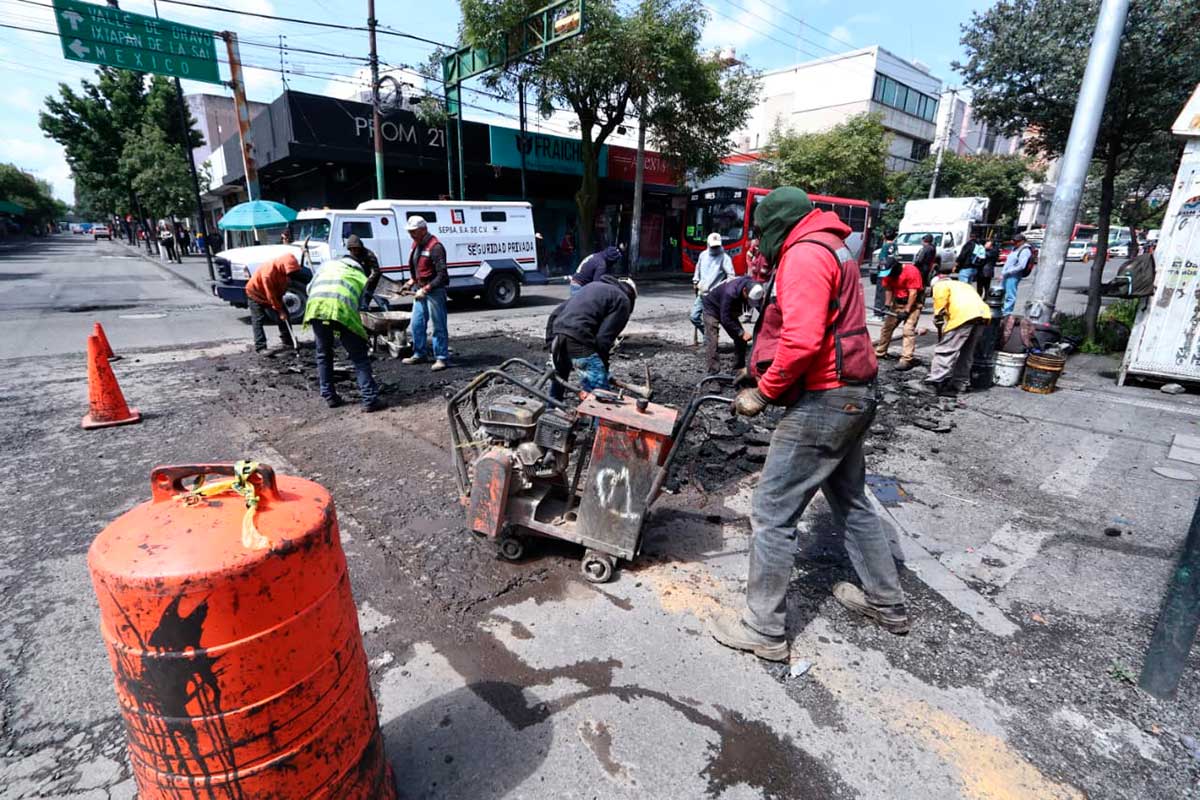 Trabajos de bacheo y repavimentación ejn Toluca.
