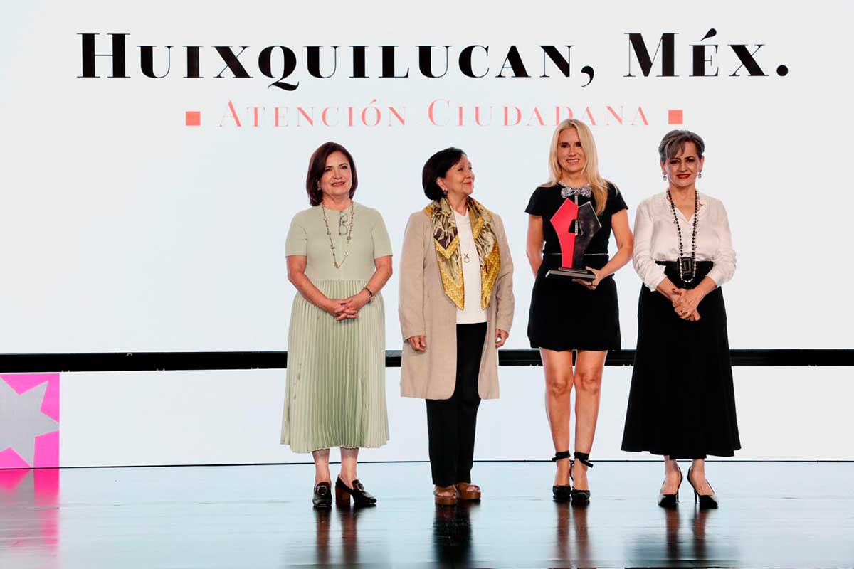Romina Contreras recibe el Premio Alcaldes.