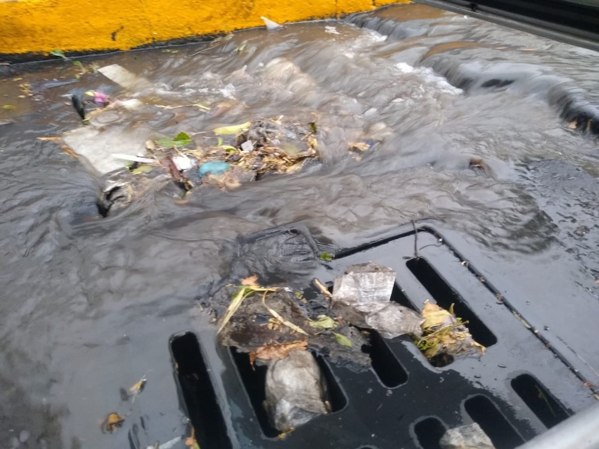 Basura tapando el drenaje en Toluca.