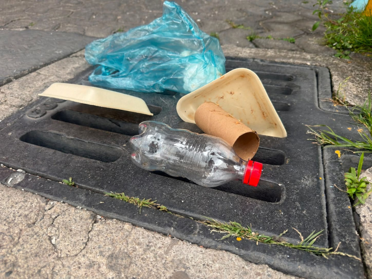 Basura tapando el drenaje en Toluca.