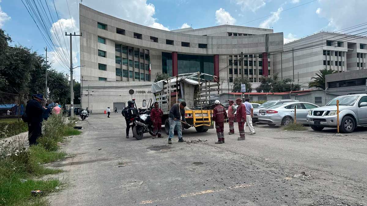 Toluca retira infraestructura irregular de estacionamiento en la zona de hospitales