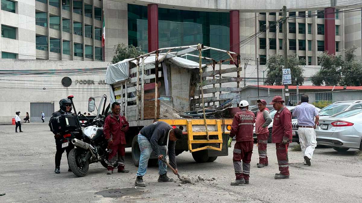 Toluca retira infraestructura irregular.