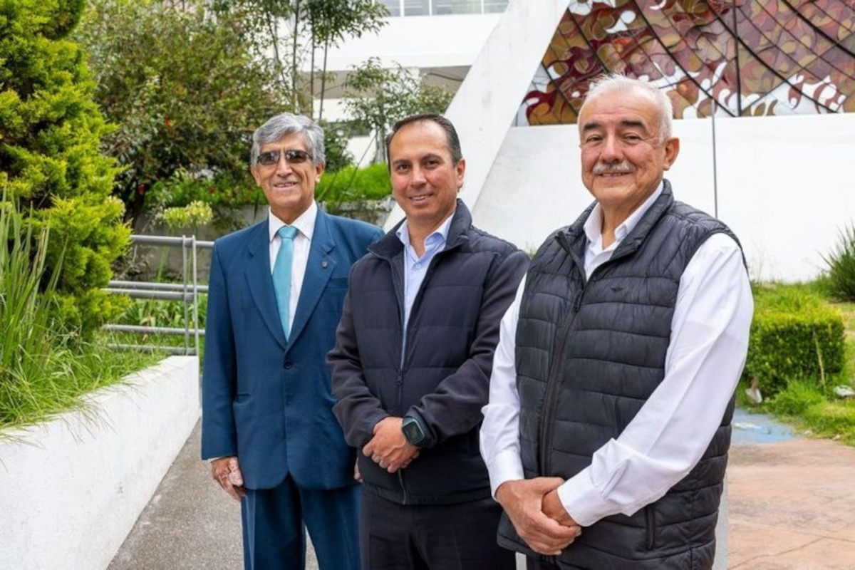Reconocimientoa egresados de la UAEMéx.