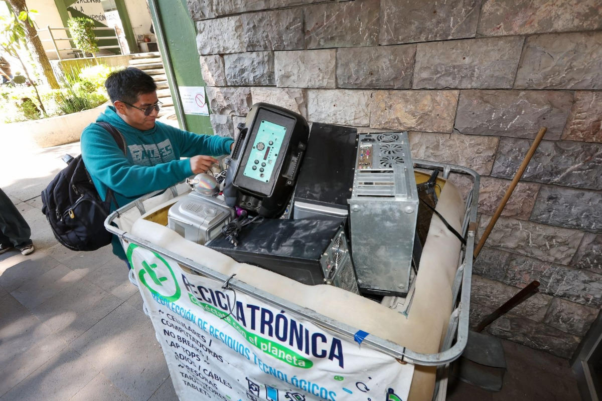 Centri o de acopio de residuos electrónicos del la UAE}.Méx.