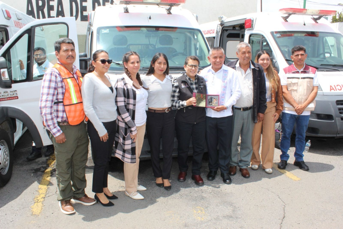 Gobierno del Edomex entrega ambulancias.