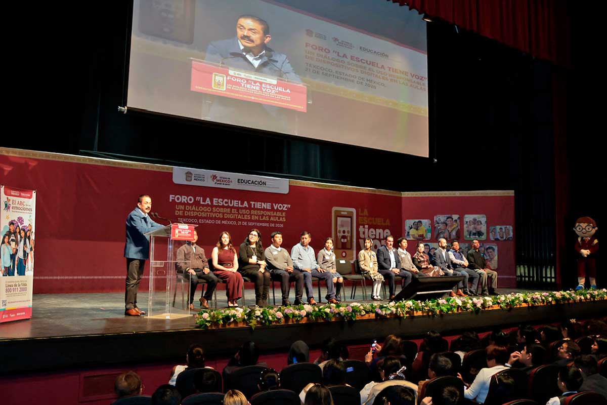 EdoMéx escucha a estudiantes y familias para regular el uso de dispositivos digitales en aulas