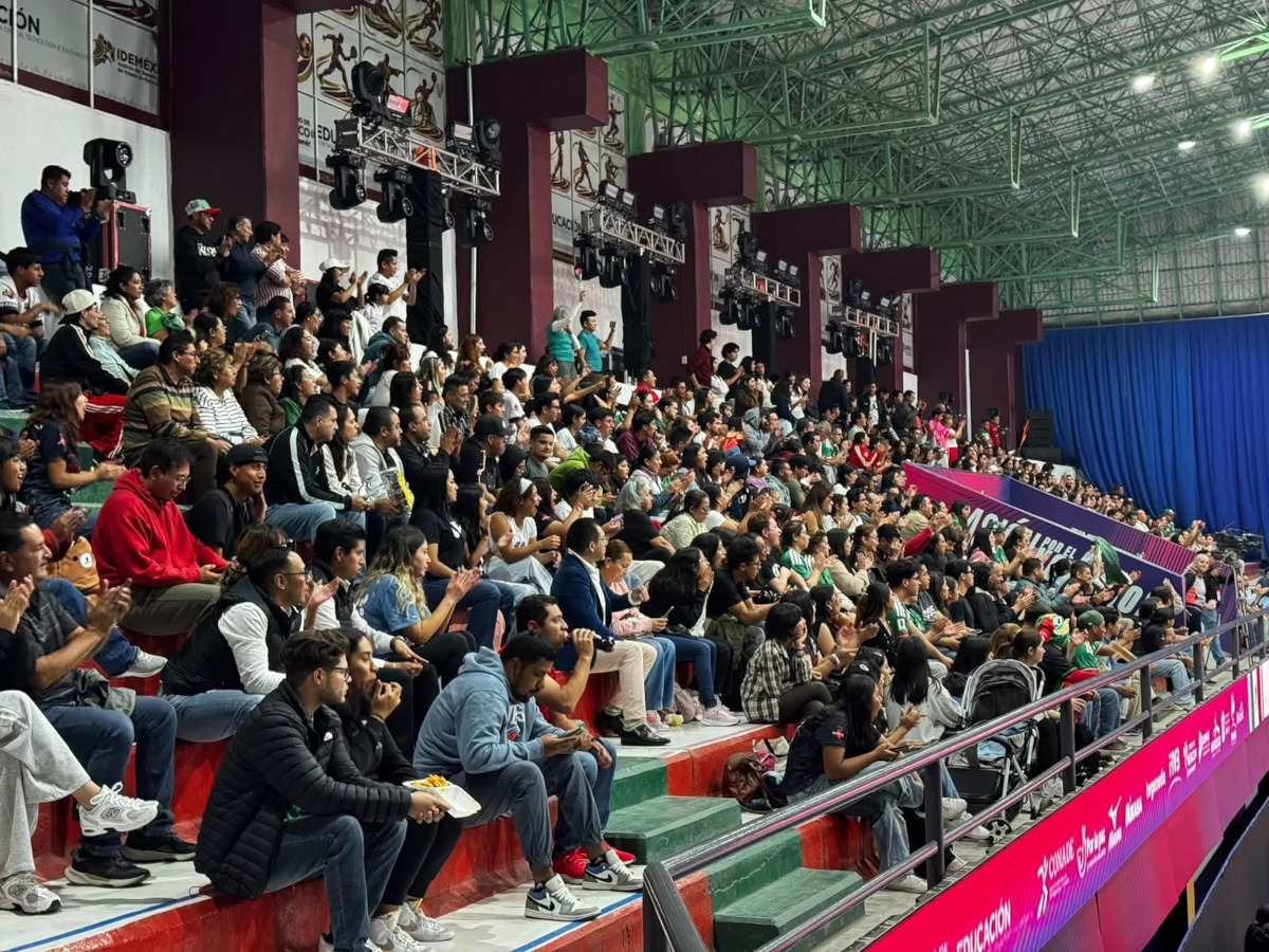 Partido de voleibol femenil.