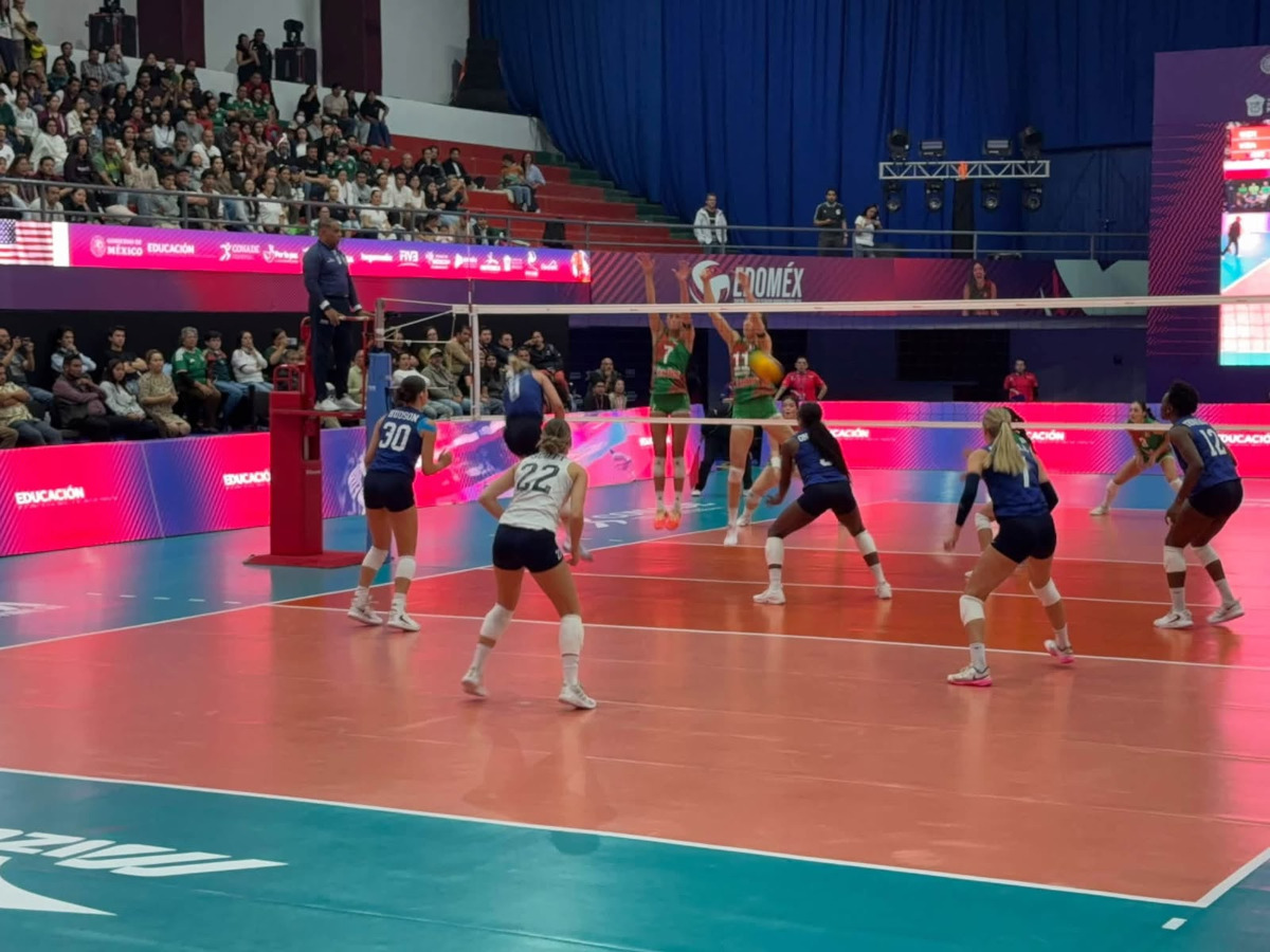 Partido de voleibol femenil.