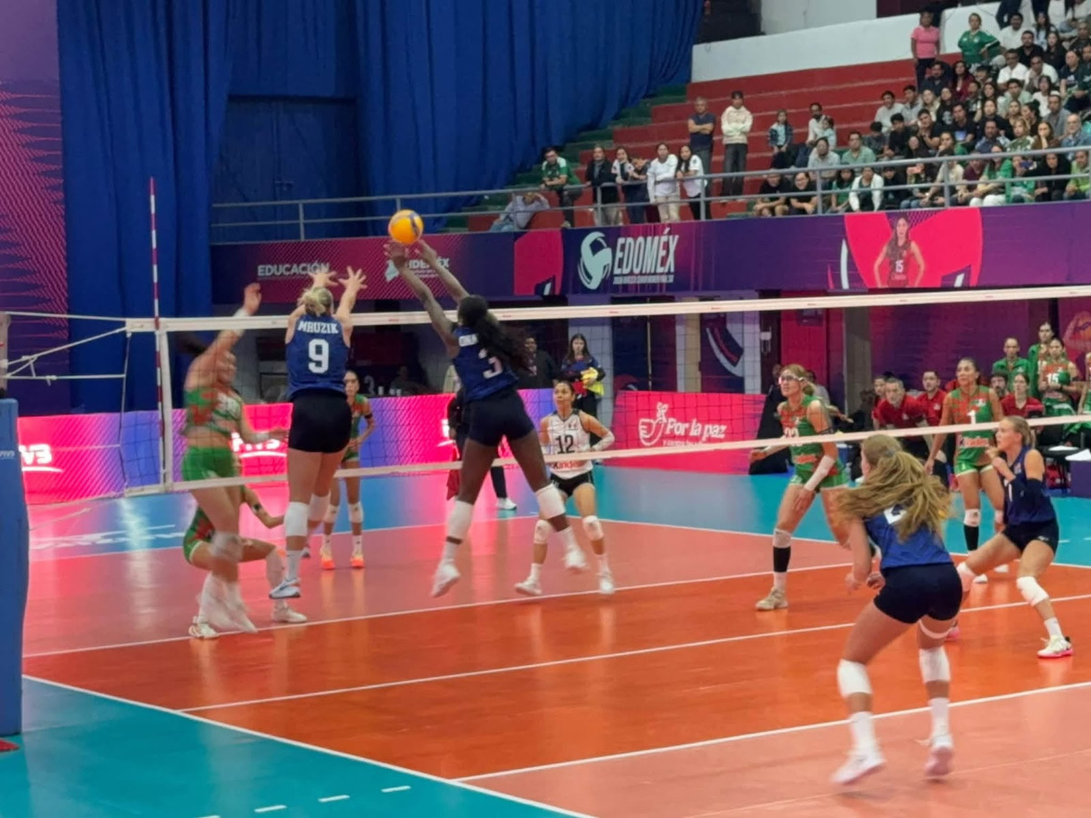 Partido de voleibol femenil.