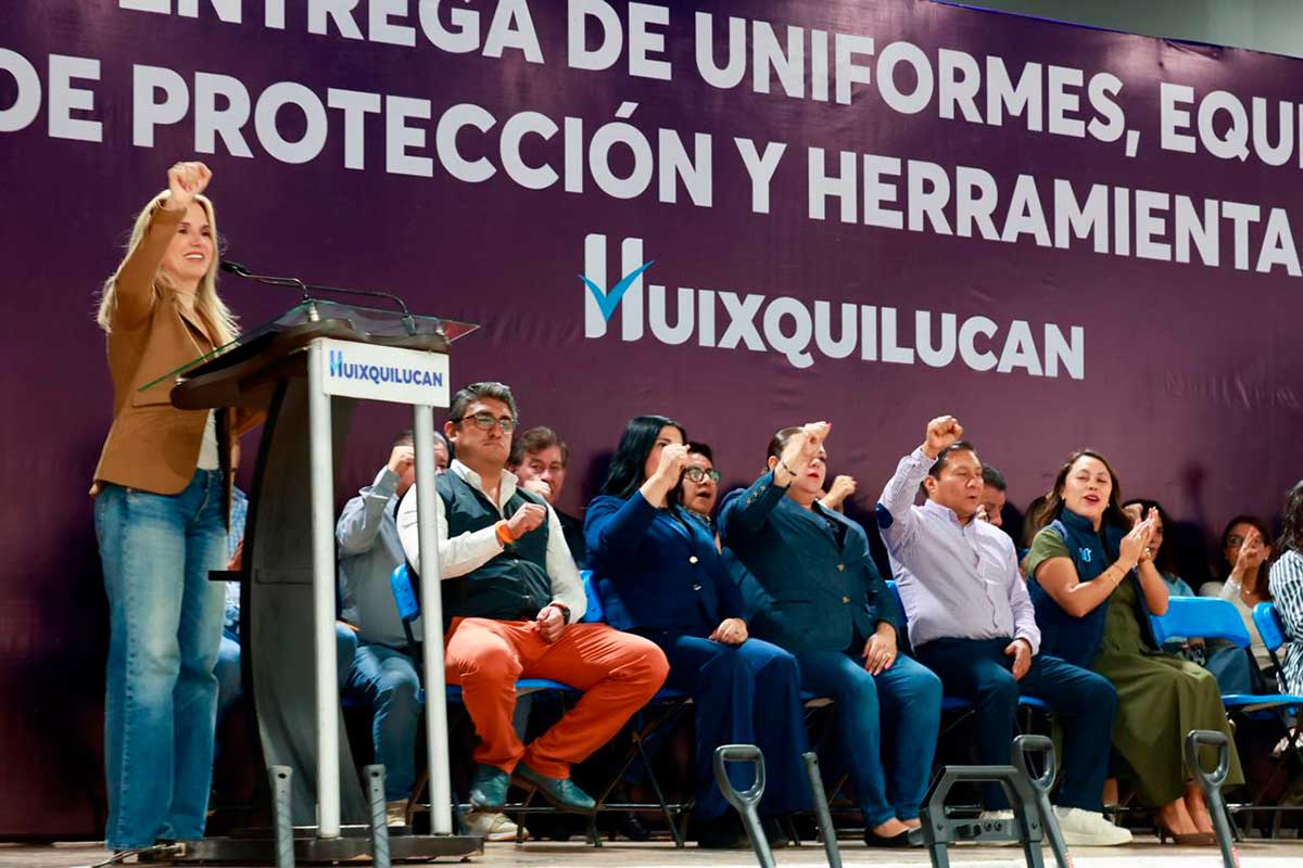 Huixquilucan entrega equipo, uniformes y insumos a sus trabajadores públicos.