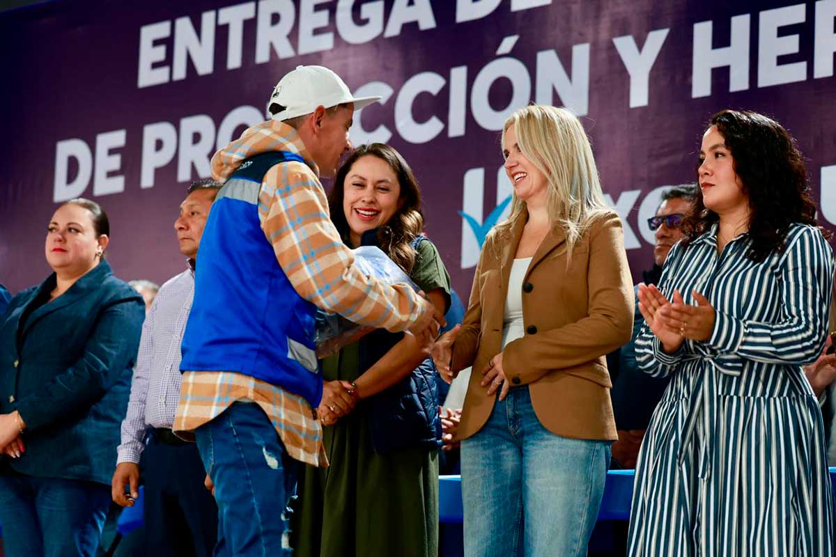 Huixquilucan entrega equipo, uniformes y insumos a sus trabajadores públicos.