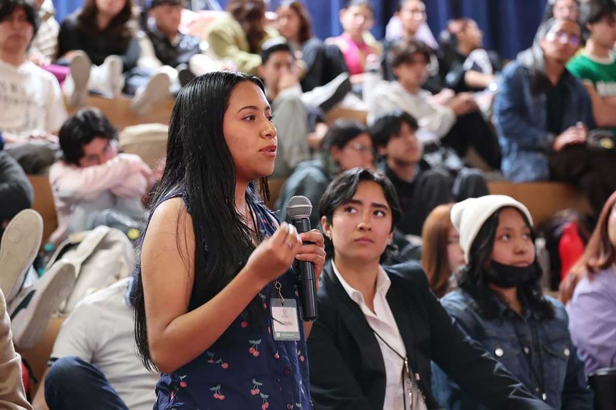 UAEMéx analiza el papel de la inteligencia artificial y las redes sociales en la juventudes.
