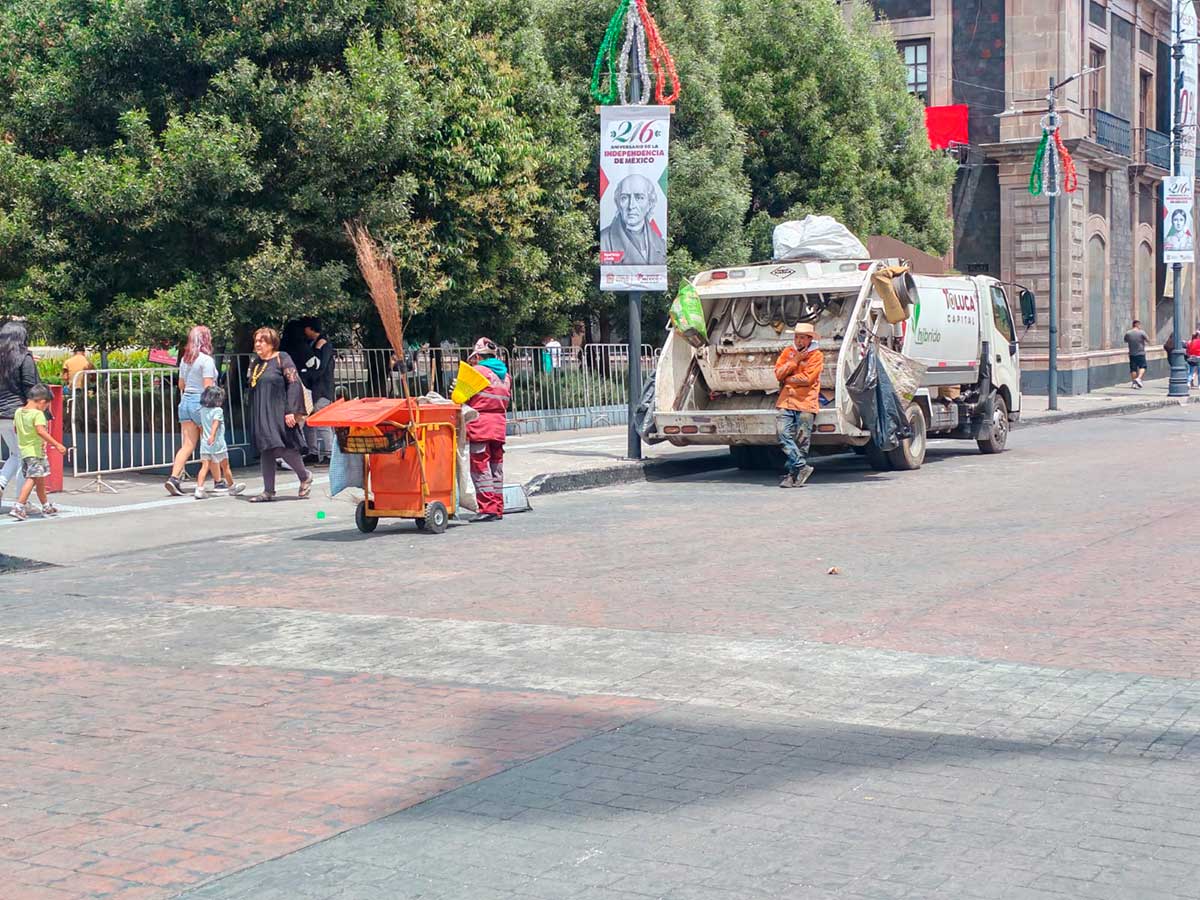 Limpiueza después del desfile militar en Toluca.