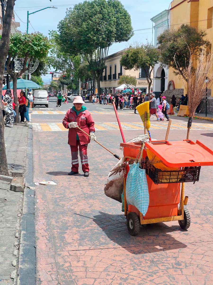 Limpiueza después del desfile militar en Toluca.