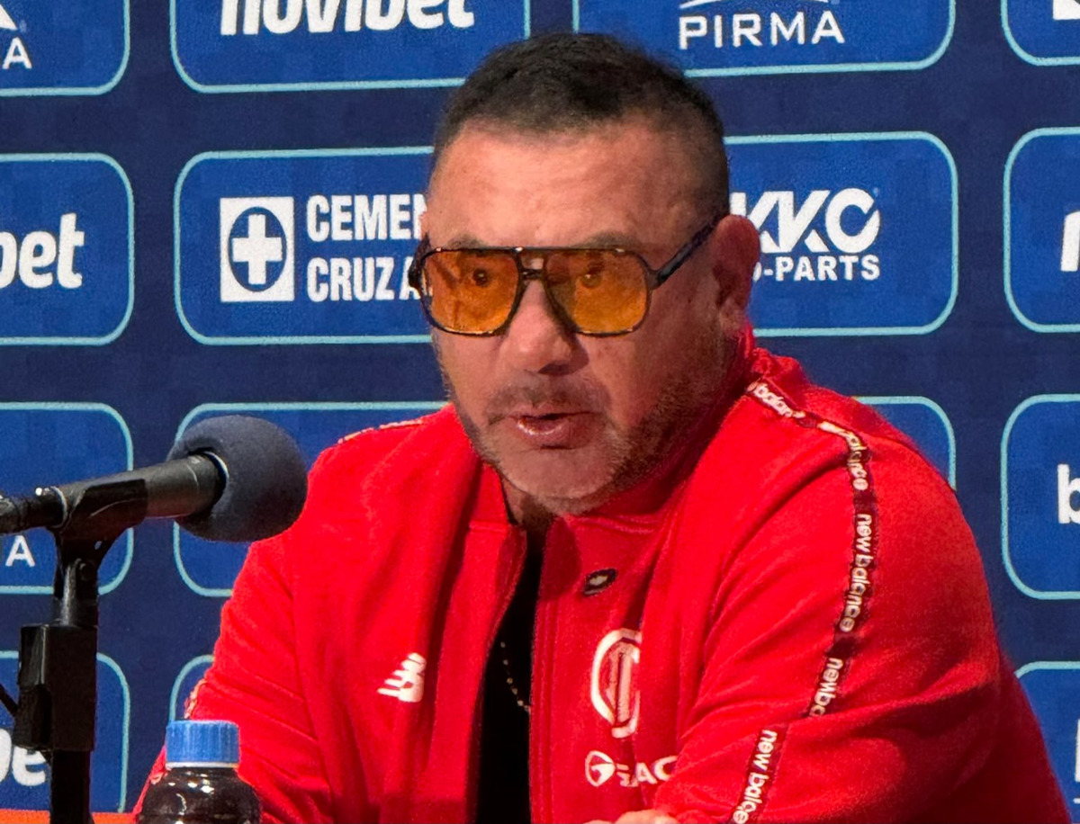Antonio Mohamed en conferencia de prensa.