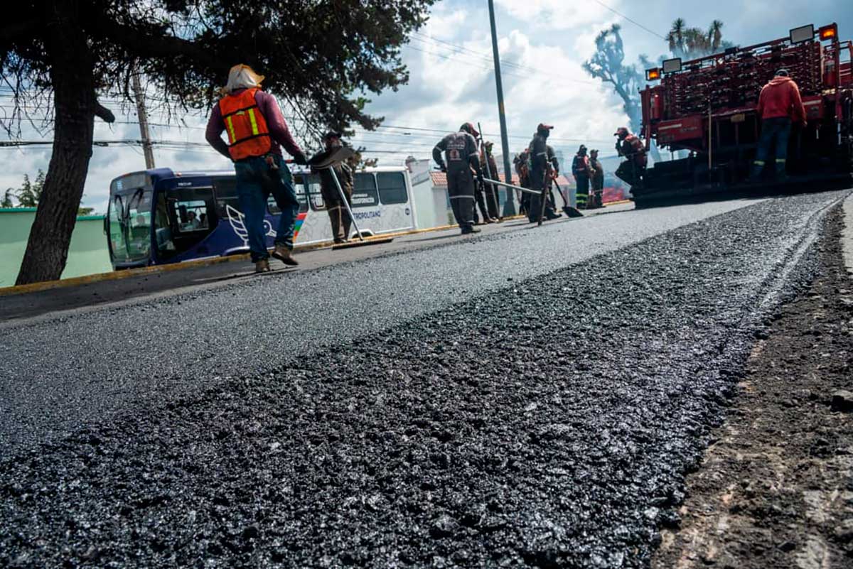 Trabajos de pavimentación en Paseo Matlazincas de Toluca.