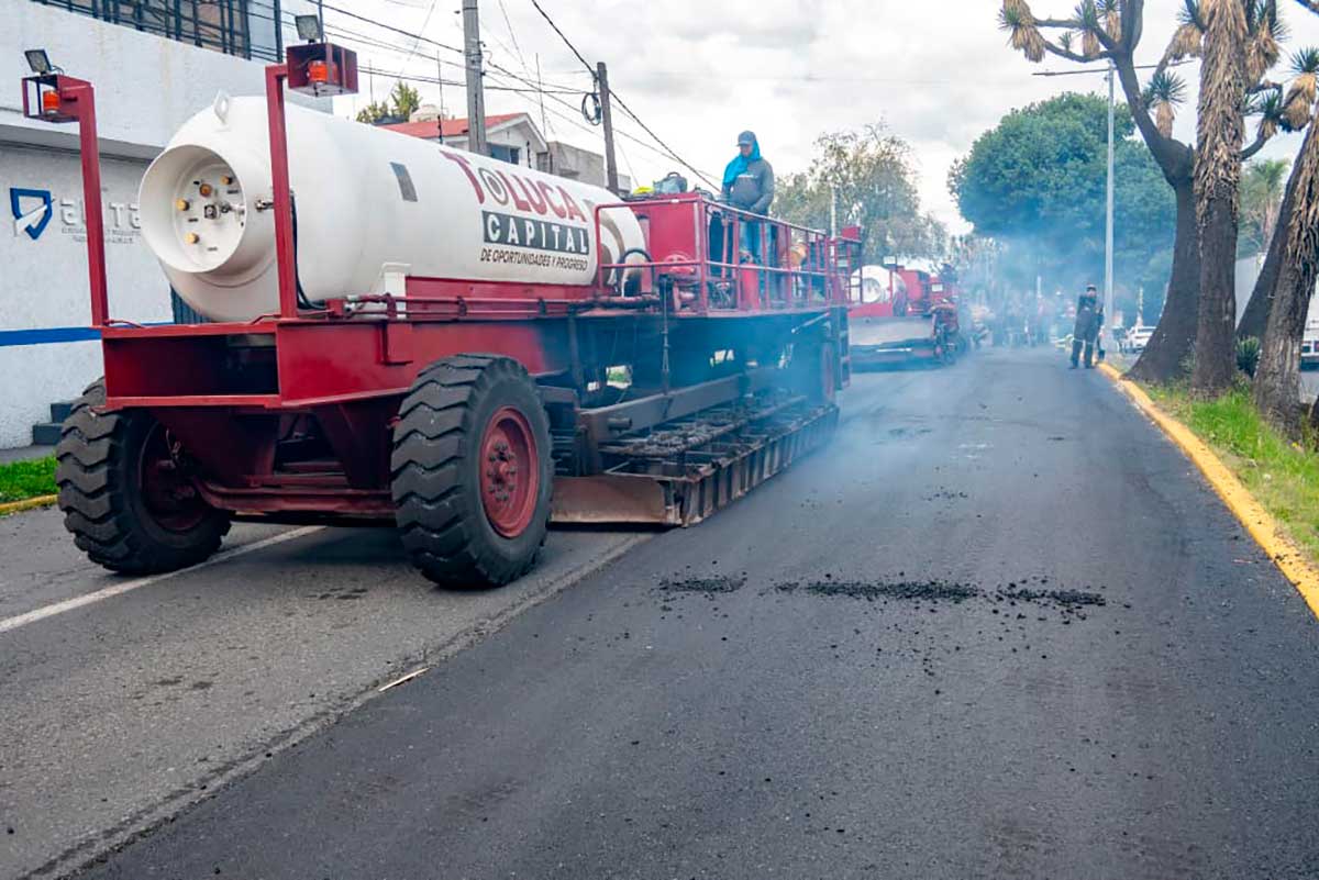 Trabajos de pavimentación en Paseo Matlazincas de Toluca.