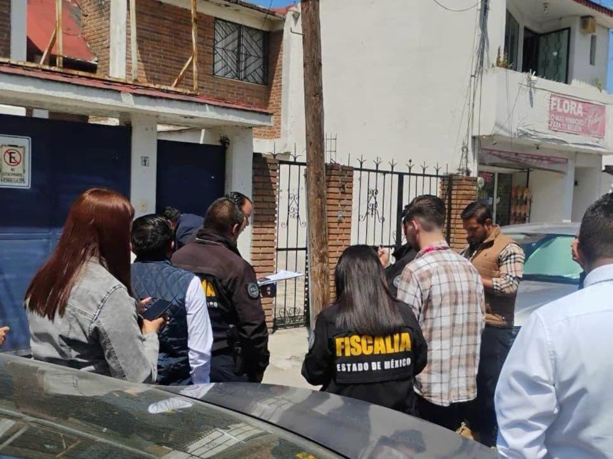 Rescatan a dos perros en domicilio de Toluca.