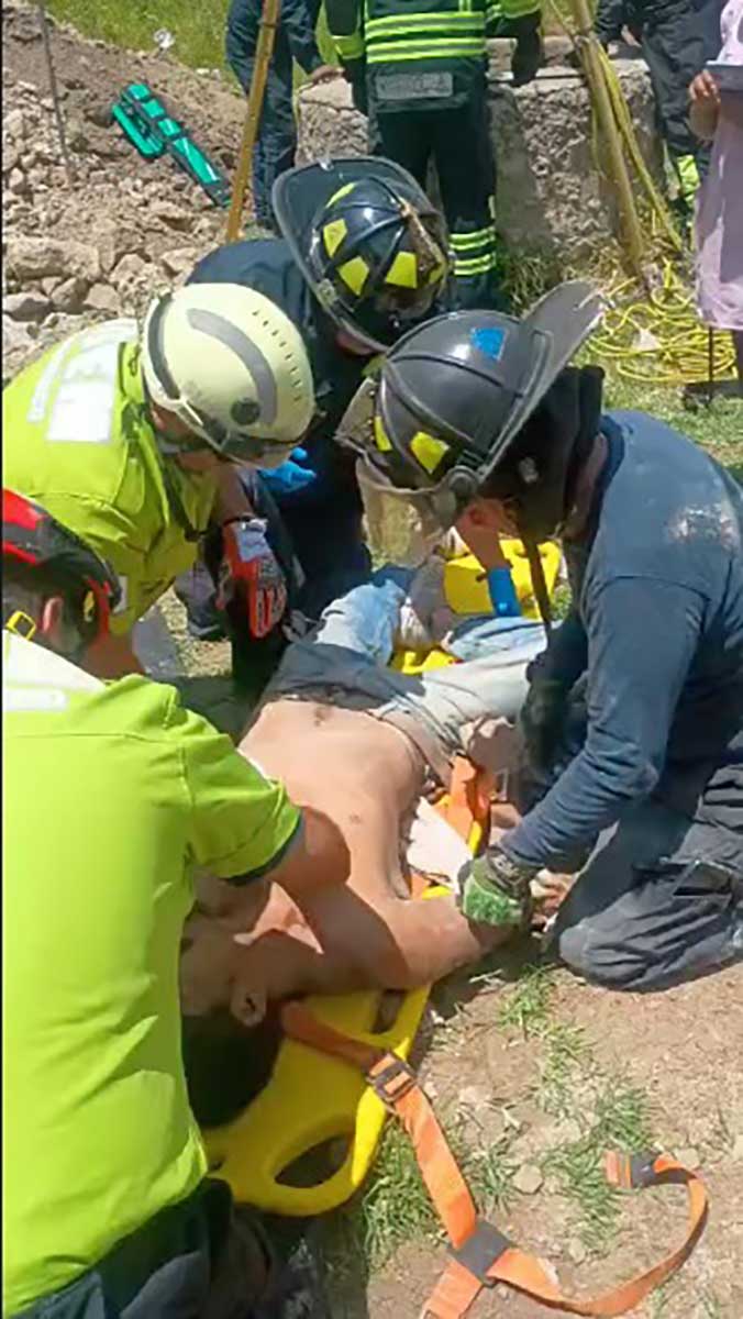 Rescatan a hombre que cayó a un pozo en Tlachaloya.