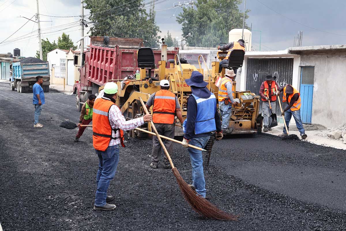Rehabilitación de caminos en la capital mexiquense.