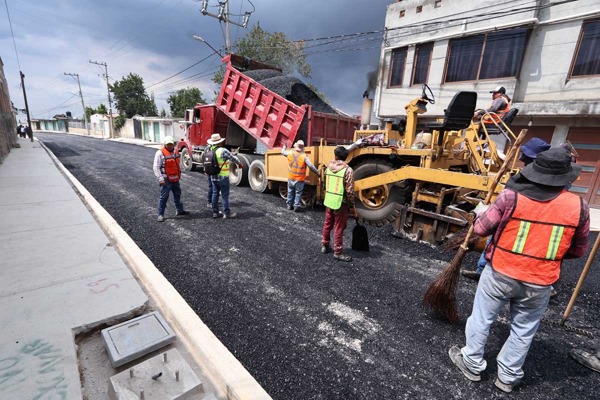Rehabilitación de caminos en la capital mexiquense.