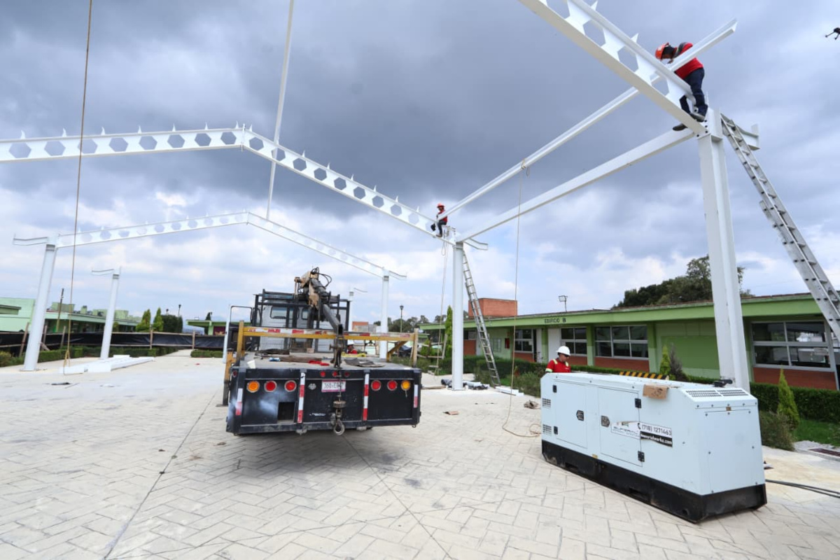 Toluca construye techumbres en escuelas.