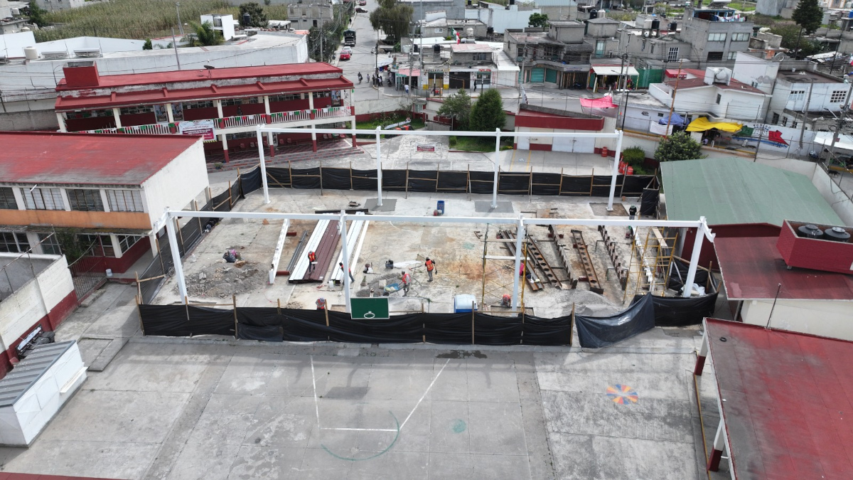 Toluca construye techumbres en escuelas.
