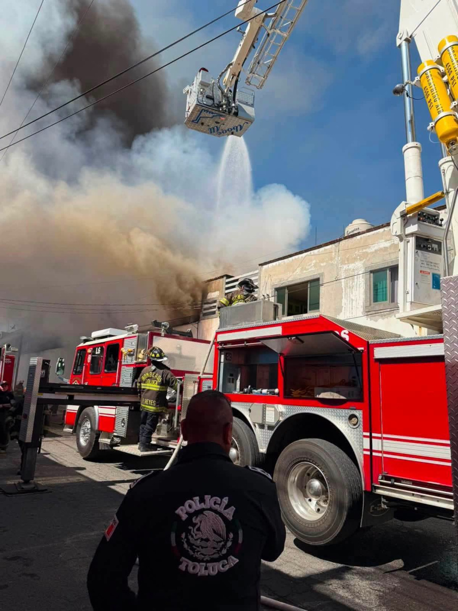 Toluca fortalece a bomberos con unidad nueva.