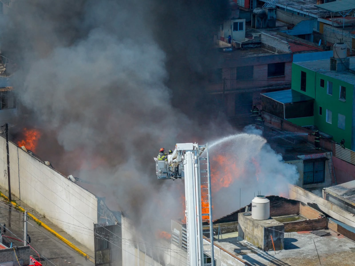 Toluca fortalece a Bomberos con camión escala de más de 30 metros de altura